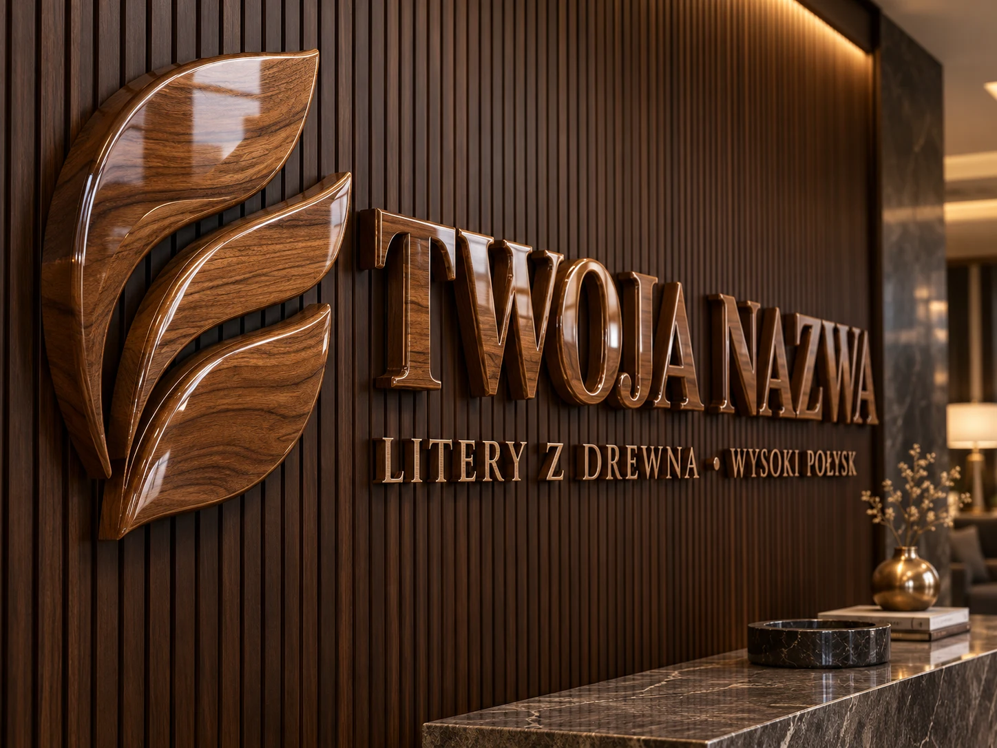 Drewniane litery i symbol lakierowane na wysoki połysk na ścianie recepcji.